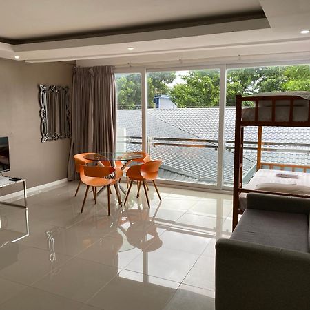 Chequers Suites Subic Bay 奥隆阿波 外观 照片