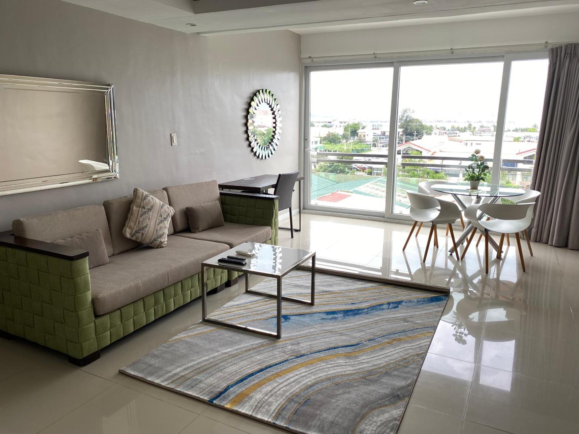 Chequers Suites Subic Bay 奥隆阿波 外观 照片